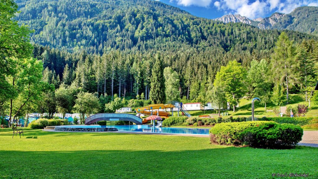 Erlebnisschwimmbad mit Blick auf Mobhilhomes